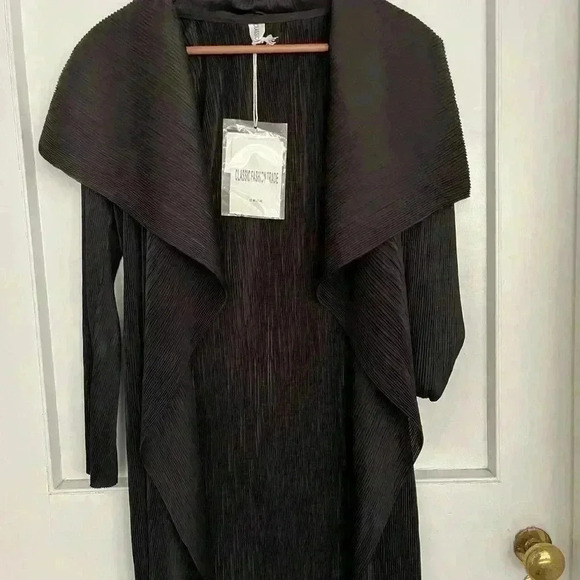 Women’s BNWT Classic Fashion Trade Black Top - Picture 2 of 7